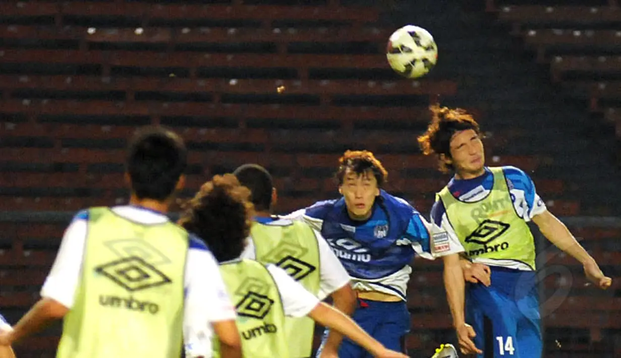 Sejumlah pemain Gamba Osaka melakukan latihan di Stadion GBK Jakarta, Jumat (23/1/2015). Gamba Osaka akan melakukan laga uji coba melawan Persija Jakarta pada Sabtu (24/1). (Liputan6.com/Helmi Fithriansyah)