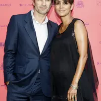 Halle Berry dan Olivier Martinez (Bintang/EPA)