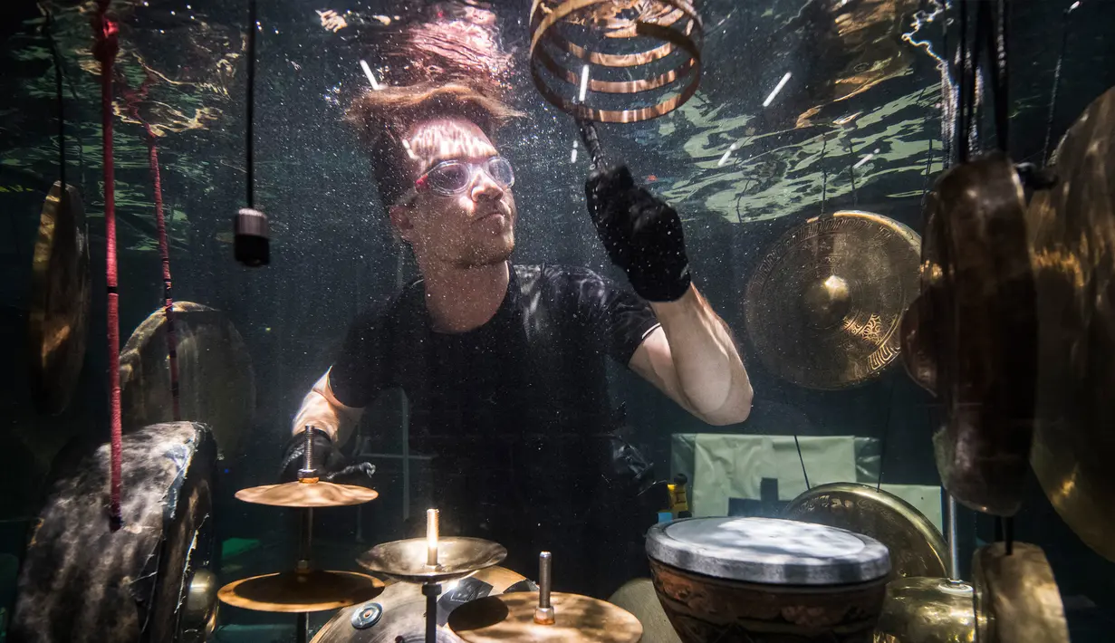 Latihan grup Between Music jelang Konser Underwater AquaSonic di Aarhus, Denmark, Rabu (19/4). Konser Underwater AquaSonic membawa penonton melakukan perjalanan yang unik dan mempesona ke wilayah yang belum dipetakan. (AFP PHOTO / Jonathan NACKSTRAND)