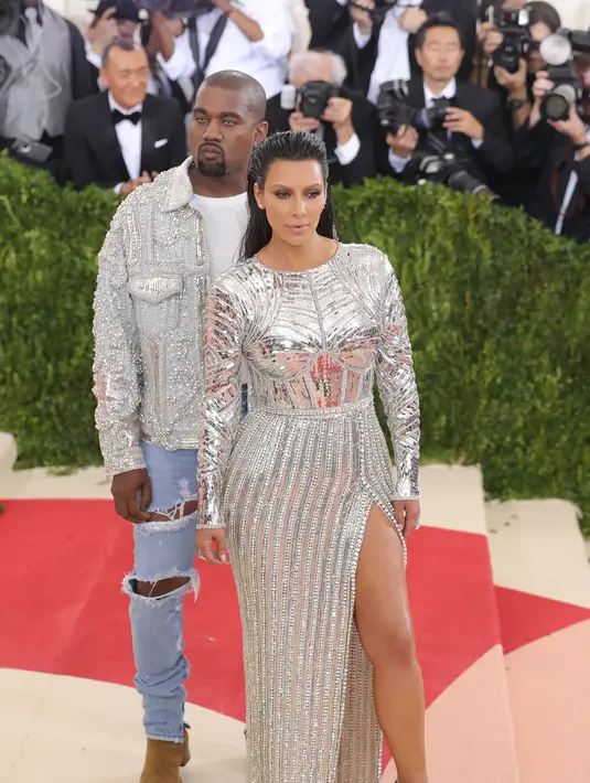 Tak lama, masalah di kehidupan Taylor bertambah. Kim Kardashian seolah membongkarkan kedok Taylor dengan mengatakan bahwa, Taylor adalah orang yang sok suci. (AFP/Bintang.com)