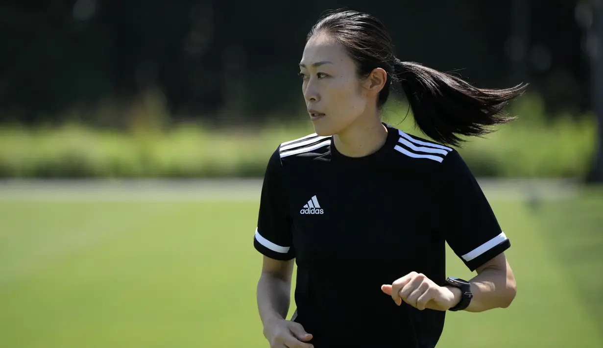 Untuk Piala Dunia 2022 Qatar, dua wasit wanita utama yang menemani Yoshimi Yamashita adalah Stephanie Frappart dari Prancis dan Salima Mukansanga dari Rwanda. (AP Photo/Eugene Hoshiko)