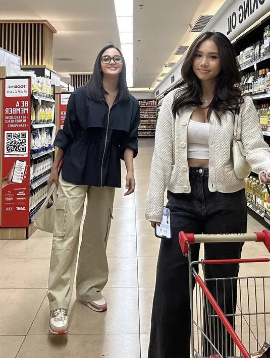 Keduanya kerap hangout bersama, Ririn mengenakan jaket hitam dipadukan celana cargo beige. Jasmine mengenakan jaket putih dengan inner tanktop warna serasi dipadukan celana denimnya. [@ririnekawati]