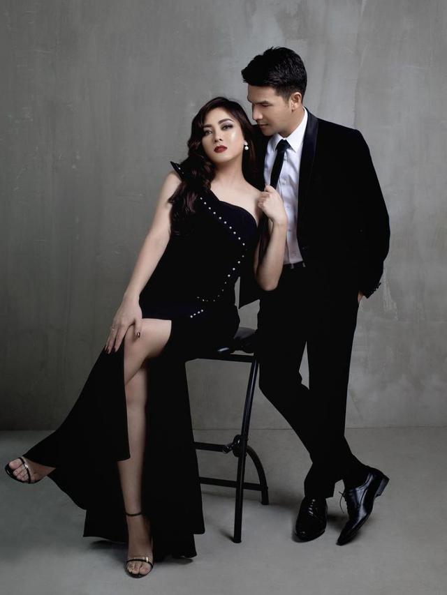 Dikabarkan Akan Bercerai, Ini 6 Potret Kebersamaan Jonathan Frizzy dan Sang Istri