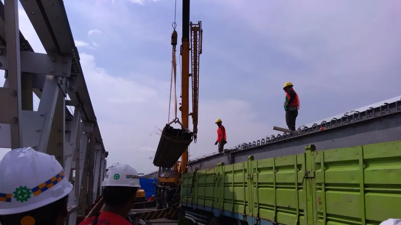 Kementerian PUPR Evakuasi Jembatan Cincin Lama yang Runtuh