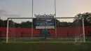 Jaring gawang di Stadion H Agus Salim Padang telah terpasang rapi untuk menjamu tim yang akan berlaga di SCM Cup, Jumat (16/1/2015). (Liputan6.com/Johan Tallo)