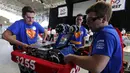 Tim The "Super NURD'S" dari SMA San Pasqual membawa robot ke arena dalam kompetisi robot San Diego Regional FIRST Robotics di Del Mar, California (4/3). Kompetisi tahunan San Diego ke-10 ini diikuti oleh puluhan tim dari SMA di AS. (REUTERS / Mike Blake)