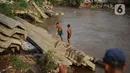 Anak-anak berenang di bantaran Sungai Ciliwung, Jakarta, Senin (5/10/2020). Derasnya aliran Sungai Ciliwung akibat hujan deras yang mengguyur Jakarta tidak menyurutkan kemauan anak-anak tersebut untuk tetap berenang, meski dapat membahayakan keselamatan mereka. (Liputan6.com/Immanuel Antonius)