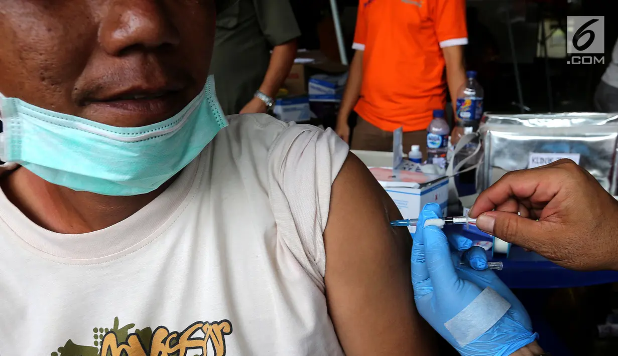 Warga korban gempa sedang divaksin Td (Tetanus difteri) di kantor Dinkes Palu, Sulawesi Tengah, Minggu (7/10). Kemenkes dan Bio Farma mengirimkan 7 petugas medis yang akan bekerja selama 9 hari. (Liputan6.com/Fery Pradolo)