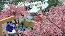 Suasana acara Orange County Sakura Matsuri, Lippo Cikarang, Sabtu (8/4). Acara yang diselenggarakan keenam kalinya ini sebagai bentuk upaya membangun persahabatan Indonesia Jepang sekaligus menyambut musim semi di Jepang. (Liputan6.com/Fery Pradolo)