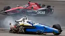 Pembalap Selandia Baru, Scott Dixon duduk dibangkai mobilnya usai mengalami tabrakan saat mengikuti balapan Indianapolis 500 di Indianapolis Motor Speedway (28/5). (AP Photo / Bud Cunningham)