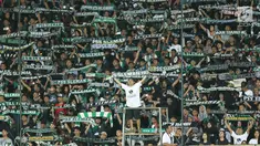 Suporter tim Elang Jawa membentangkan syal saat menyaksikan laga uji coba Timnas Indonesia u-19 melawan PSS Sleman di Stadion Maguwohardjo, Sleman, Sabtu (12/8). Laga ini persiapan Timnas sebelum Piala AFF U-18, Myanmar. (Liputan6.com/Helmi Fithriansyah)