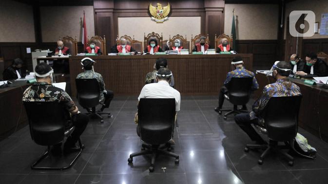 Suasana sidang perdana kasus korupsi pengelolaan dan penggunaan dana investasi PT Asuransi Jiwasraya di Pengadilan Tipikor, Jakarta, Rabu (3/6/2020). Sidang yang menghadirkan enam terdakwa tersebut menerapkan protokol social distancing. (merdeka.com/Iqbal S. Nugroho)