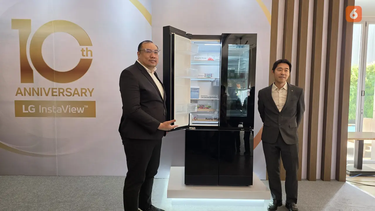 Head of Product Marketing Kitchen Home Appliance Solution of LG Electronics Indonesia, Rumbi Lahari Simanjuntak, bersama Product Director Kitchen Home Appliance Solution LG Electronics Indonesia, Jungsoo An. Liputan6.com/Iskandar