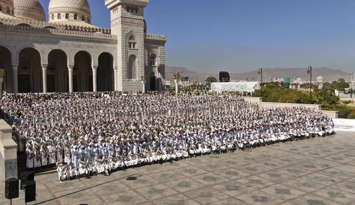 Ribuan pengantin pria mengenakan pakaian tradisional saat berpartisipasi pada acara nikah massal di Sanaa, Yaman, 2 Desember 2021. Houthi mengadakan nikah massal untuk ribuan pasangan. (AP Photo/Abdulsalam Sharhan)