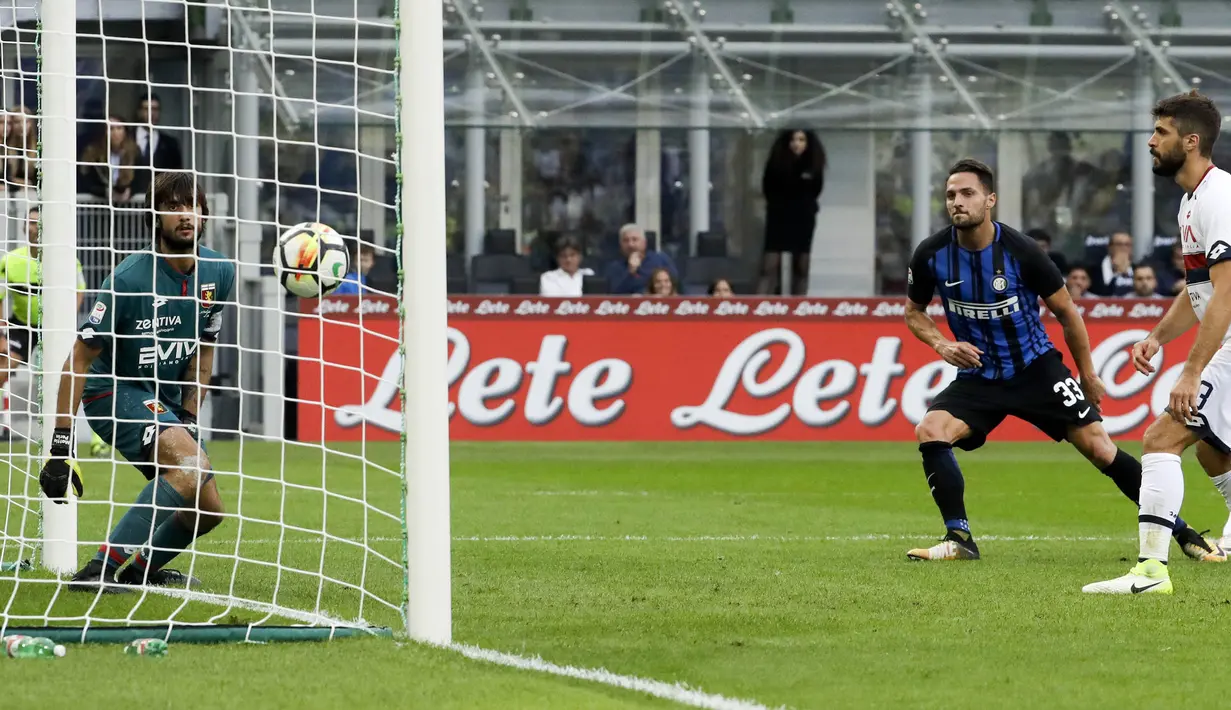 Proses terjadinya gol oleh bek Inter Milan, Danilo D'Ambrosio, ke gawang Genoa pada laga Serie A di Stadion Giuseppe Meazza, Minggu (24/9/2017). Inter Milan menang 1-0 atas Genoa. (AP/Luca Bruno)