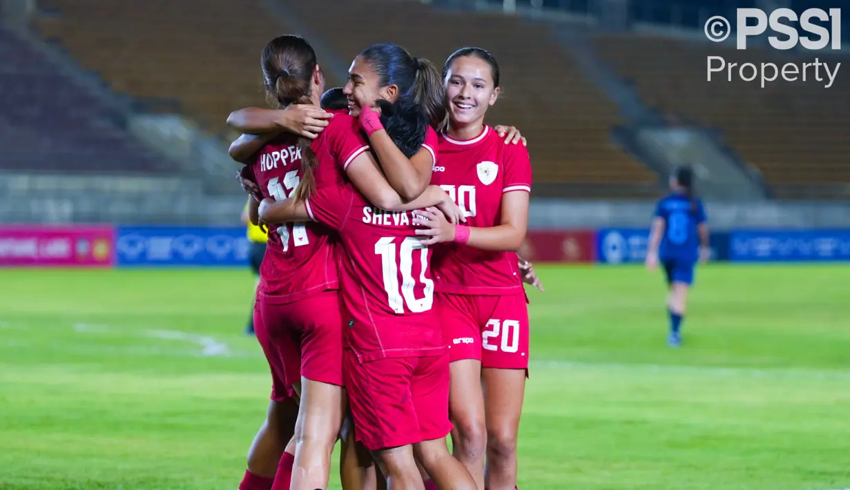 Pemain Timnas Indonesia Putri melakukan selebrasi setelah mencetak gol ke gawang Kamboja pada laga final Piala AFF Wanita 2024 di New Laos National Stadium, Vientiane, Kamis (05/12/2024) malam WIB. (Dok. PSSI)