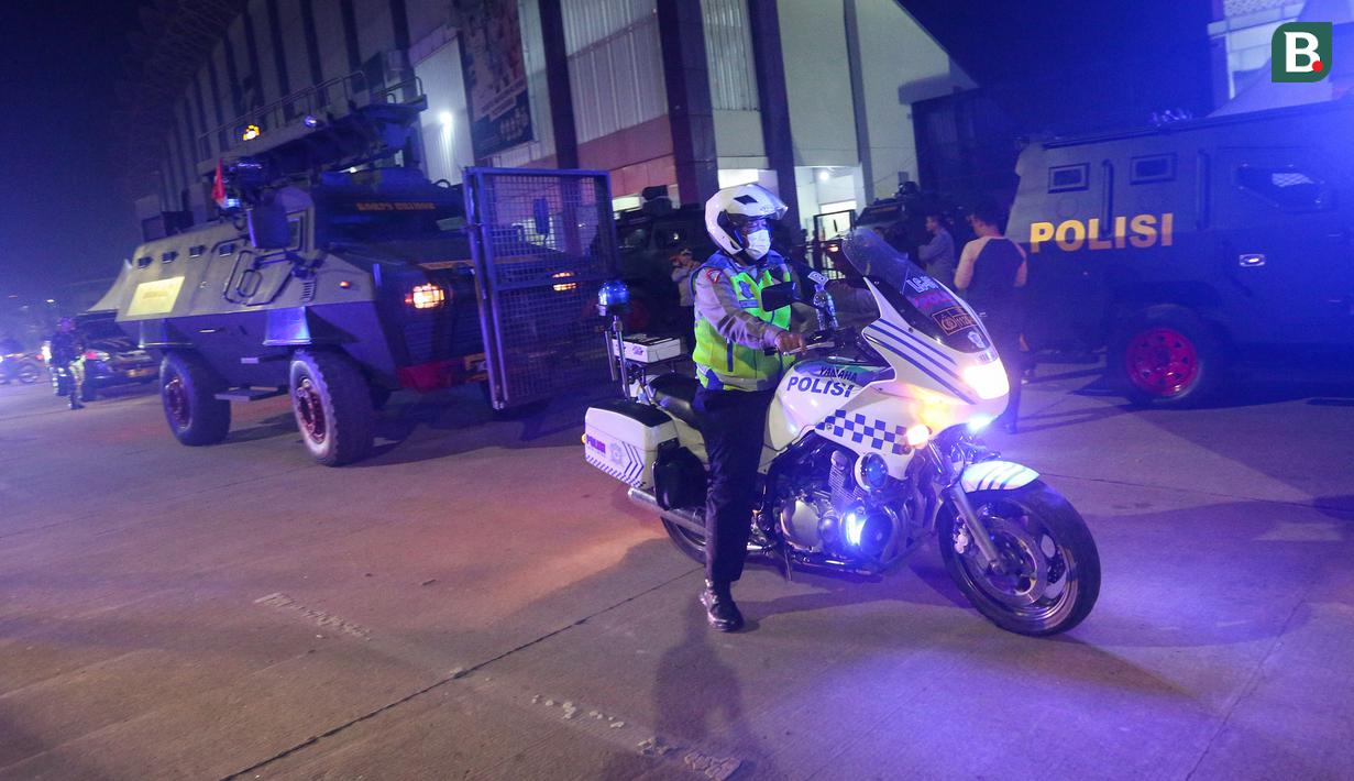 <p>Pengawalan anggota kepolisian kepada kendaraan taktis yang mengangkut pemain Persija Jakarta setelah laga lanjutan BRI Liga 1 2022/2023 antara Persita Tangerang melawan Persija Jakarta di Stadion Indomilk Arena, Tangerang, Selasa (28/03/2023). (Bola.com/Bagaskara Lazuardi)</p>