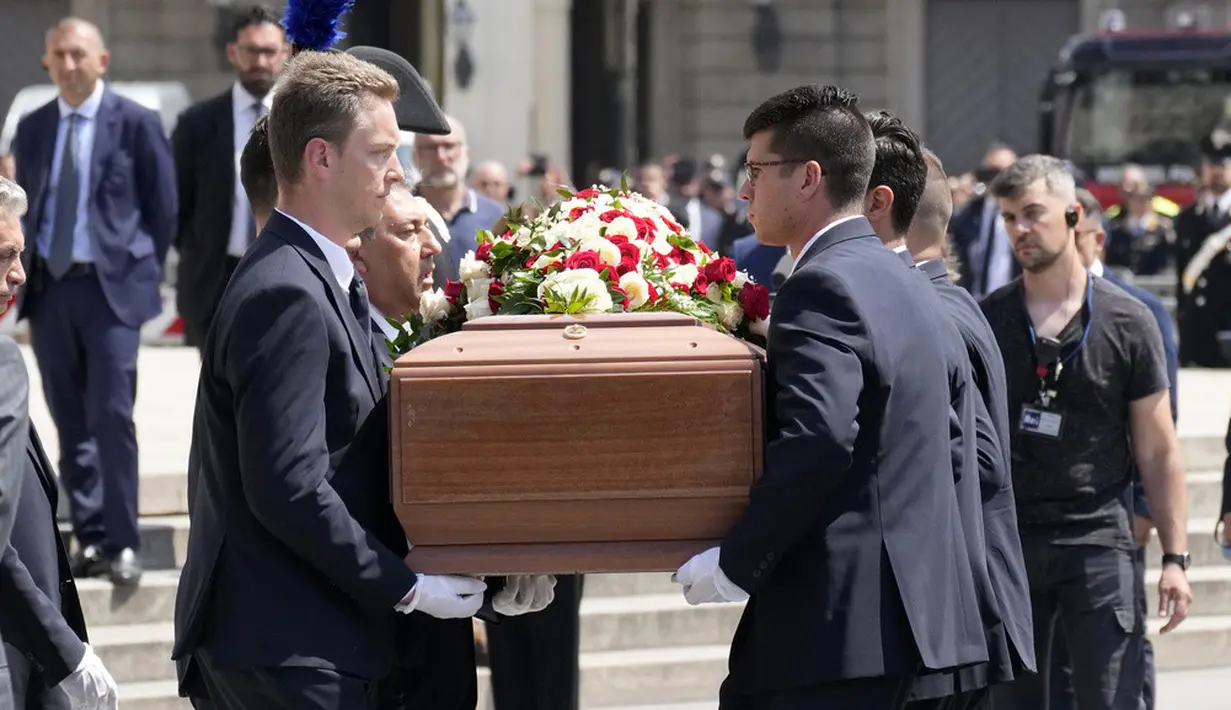 <p>Pemerintah Italia mengumumkan hari berkabung atas kematian Berlusconi. Hari berkabung bukanlah hari libur umum, melainkan penghormatan simbolis dengan mengibarkan bendera berkibar setengah tiang di gedung-gedung publik. Parlemen Eropa dan Komisi Eropa juga memutuskan untuk memberikan penghormatan dengan cara ini. (AP Photo/Antonio Calanni)</p>