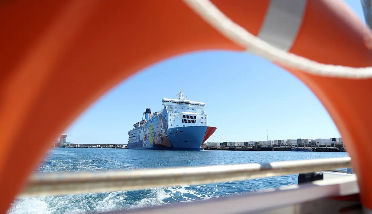 Kapal pesiar Moby Dada berlabuh di pelabuhan Bastia saat peresmian jalur baru antara Nice dan Bastia, Prancis (10/6). Kapal pesiar dari perusahaan Moby Lines ini bergambar tokoh kartun Looney Tunes. (AFP Photo/Valery Hache)