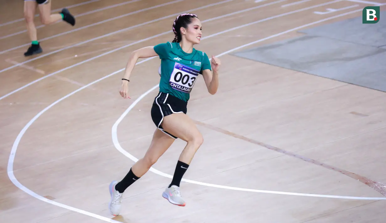 <p>Selebritas Indonesia, Cinta Laura berlomba pada cabang olahraga lari 100 meter putri Turnamen Olahraga Selebriti Indonesia (TOSI) di GOR UNJ, Rawamangun, Jakarta, Minggu (30/07/2023). Cinta berhasil menang dengan mencatatkan waktu 17,60 detik. (Bola.com/Bagaskara Lazuardi)</p>