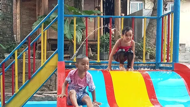 Anak-anak saat bermain air di kolam renang yang ada di lesehan Iwak Kali, Tempuran, Blora, Jawa Tengah. (Liputan6.com/Ahmad Adirin)