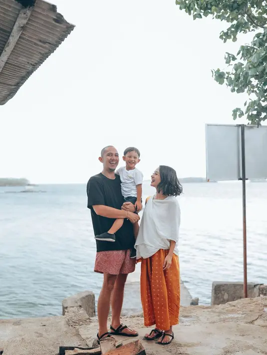 Terlihat juga kebersamaan Andien Aisyah bersama sang suami, Irfan Wahyudi bersama buah hatinya, Anaku Askara Biru dalam video tersebut. (Instagram/andienaisyah)