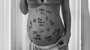 Sebelum melahirkan, perut Alexandra di corat-coret oleh sang suami, Arief. Foto perut banyak coretan diunggah ke Instagram. "Written by your father," tulis Alexandra pada 22 Mei silam. (dok. Instagram)