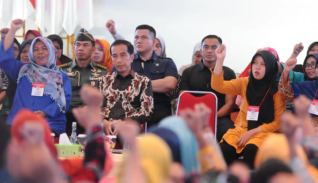 Presiden Joko Widodo atau Jokowi saat menyalurkan bantuan sosial Program Keluarga Harapan (PKH) dan Bantuan Pangan Non Tunai (BPNT) kepada seribu warga Depok, Jawa Barat, Selasa (12/2). (Liputan6.com/Herman Zakharia)