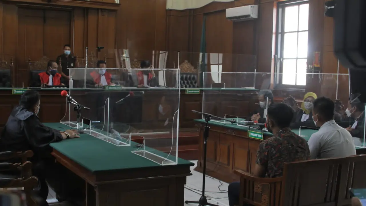 Dua terdakwa penganiaya Nurhadi divonis 10 bulan penjara. (Dian Kurniawan/Liputan6.com)