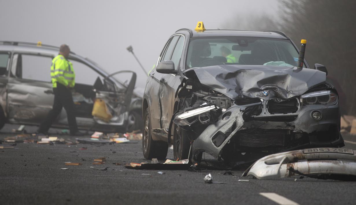 Sebuah mobil rusak parah setelah mengalami kecelakaan beruntun yang melibatkan sekitar 20 kendaraan di Oxfordshire, Inggris, Rabu (28/12). Puing-puing kendaraan memenuhi jalan sehingga membuat polisi harus menutup rute itu. (AFP PHOTO/Daniel LEAL-OLIVAS)