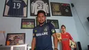 Andik Vermansah berfoto di depan koleksinya di rumah orang tuanya di Surabaya. Andik mendapat waktu libur 12 hari dari klubnya Selangor FA. (Bola.com/Zaidan Nazarul)