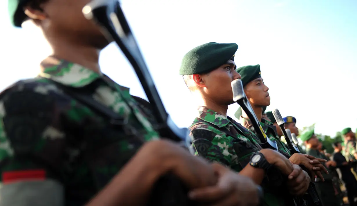 Pasukan TNI berada berdiri selama persiapan keamanan kunjungan Raja Salman bin Abdul-Aziz Arab Saudi di Nusa Dua, Bali (3/3). 2.500 personil gabungan TNI dan Polri siap mengamankan kunjungan Raja Salman di Bali. (AFP Photo / Sonny Tumbelaka)