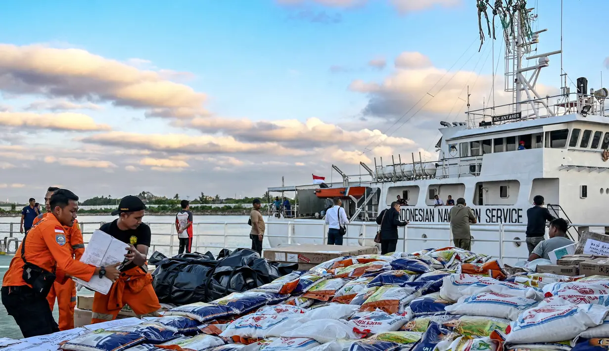 Diketahui, di beberapa wilayah warga mulai panik dan anarkis karena kekurangan pasokan makanan dan kebutuhan pokok. Tampak dalam foto, personel Badan Nasional Pencarian dan Pertolongan (Basarnas) sedang memuat bantuan yang disumbangkan untuk korban banjir bandang di permukiman warga di Banda Aceh, Provinsi Aceh, pada 1 Desember 2025. (Chaideer MAHYUDDIN/AFP)
