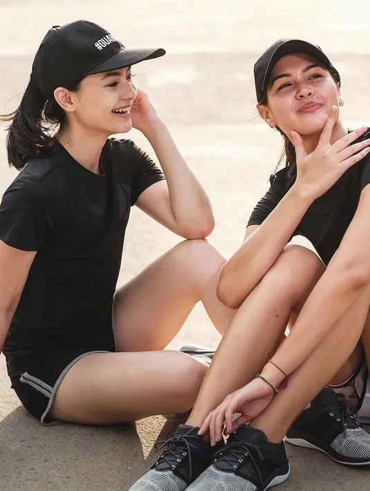 Warna hitam yang kontras dengan warna kulitnya, membuatnya nampak bersinar. Hal ini pun banyak disebutkan oleh para penggemarnya saat membanjiri kolom komentarnya dengan pujian. (Liputan6.com/IG/@clarabernadeth)
