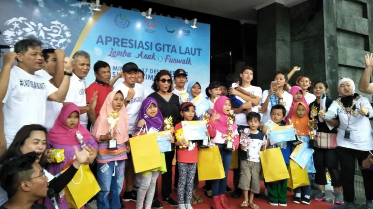 Menteri Kelautan dan Perikanan Susi Pudjiastuti mengikuti  funwalk sebagai rangkaian dari Apresiasi Gita Laut, Minggu (17/12/2017). (Deny/Liputan6.com)