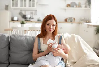 Menyusui adalah momen istimewa antara ibu dan bayi, tetapi tidak bisa dimungkiri bahwa proses ini sering kali disertai tantangan, terutama pada masa awal. Puting terasa nyeri, perih, bahkan sampai lecet dan berdarah menjadi keluhan yang cukup umum dialami busui, baik yang menyusui langsung maupun yang rutin memompa ASI. Apa Itu Silver Nipple Cups?
(foto/dok:freepik/shurkin_son)