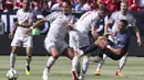 Striker Manchester United, Alexis Sanchez, terjatuh saat berebut bola dengan pemain Liverpool pada laga ICC 2018 di Stadion Ann Arbor, Michigan, Minggu (29/7/2018). Liverpool menang 4-1 atas Manchester United. (AP/Carlos Osorio)