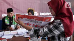 Dalam simulasi ini dilakukan berbagai adegan situasi yang kemungkinan terjadi saat masa pemungutan seperti pemilih dengan kebutuhan khusus atau kerusuhan saat pemilihan. (Liputan6.com/Herman Zakharia)