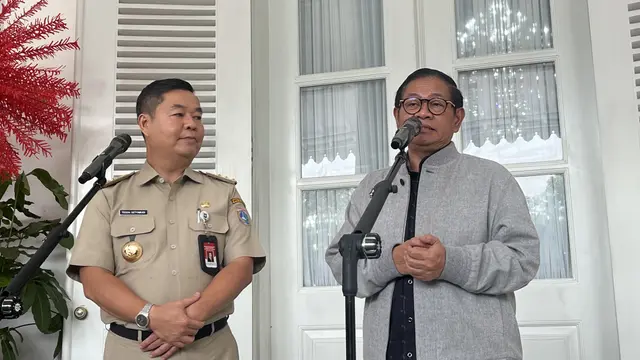 Gubernur Jakarta terpilih Pramono Anung  bertemu Penjabat (Pj) Gubernur Jakarta Teguh Setyabudi di Balai Kota Jakarta, Selasa (4/2/2025).