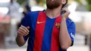 Pemuda asal Iran, Reza Parastesh menunjukkan kemampuannya mengolah bola di sebuah jalan di Teheran, Senin (8/5). Kembaran Lionel Messi itu hampir dipenjara pekan lalu karena kehadirannya menciptakan sebuah kerumunan massa di Hamedan. (ATTA KENARE/AFP)