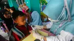 Tenaga medis dari Puskesmas Ciputat melakukan tes gula saat kegiatan pengecekan kesehatan murid di Sekolah Dasar Negeri (SDN) 04 Ciputat, Tangerang Selatan, Banten, Jumat (9/8/2024). (merdeka.com/Arie Basuki)