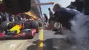 Pebalap Red Bull, Daniel Ricciardo, berada di posisi ke-5 saat latihan bebas ketiga F1 GP Spanyol di Sirkuit Catalunya, Spanyol, Sabtu (14/5/2016). (Bola.com/Twitter/F1)