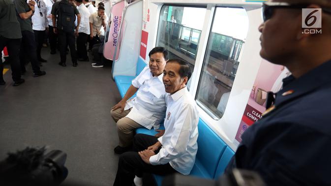 Presiden terpilih Joko Widodo atau Jokowi bersama Ketua Umum Partai Gerindra Prabowo Subianto menaiki MRT dari Stasiun Lebak Bulus menuju Stasiun Senayan, Jakarta, Sabtu (13/7/2019). Keduanya berbincang serius namun hangat saat duduk bersebelahan di dalam gerbong MRT. (Liputan6.com/JohanTallo)