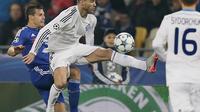 Gelandang Dynamo Kiev, Andriy Yarmolenko (tengah) berduel dengan bek kiri Chelsea, Cesar Azpilicueta, pada laga Grup G Liga Champions 2015-2016, di Olimpiyskiy Stadiium (20/10/2016). Yarmolenko menjadi andalan Kiev saat bertemu Manchester City. EPA/Sergey