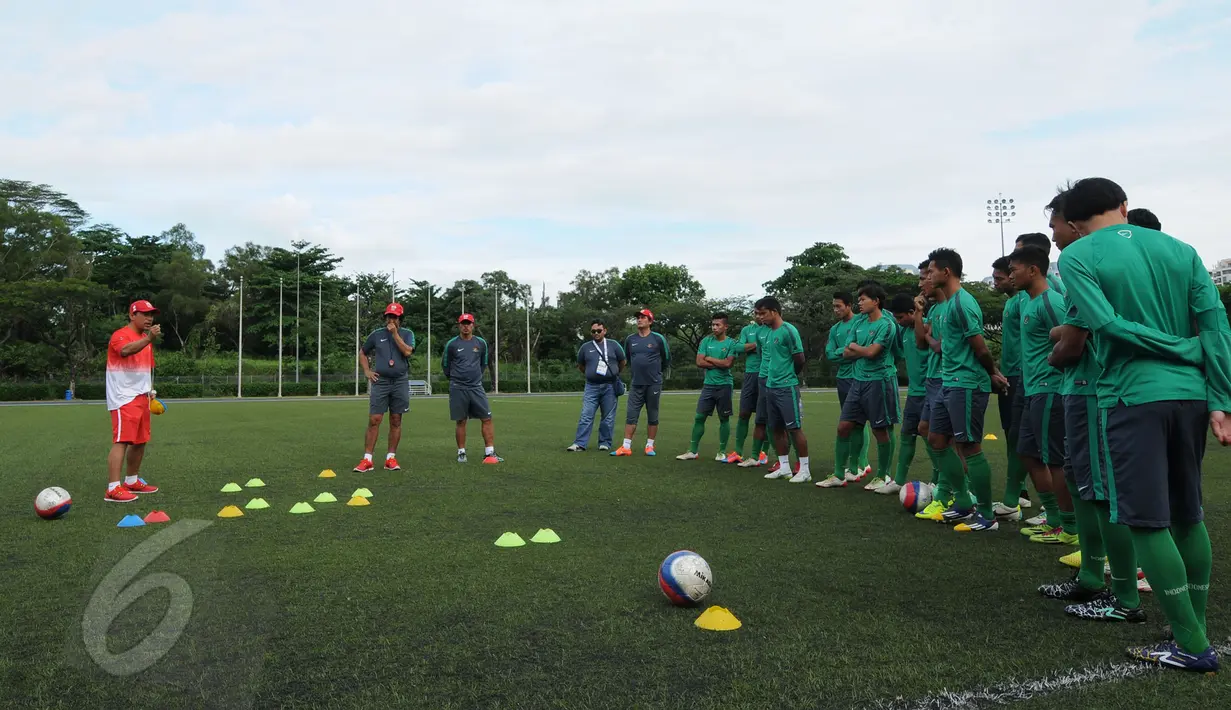 Jelang laga lanjutan grup A SEA Games 2015, timnas Indonesia U-23 melakukan latihan di Temasek Polytechnic, Singapura, Kamis (4/6/2015). Tampak, pelatih timnas Indonesia, Aji Santoso (kiri) memberikan arahan latihan. (Liputan6.com/Helmi Fithriansyah)