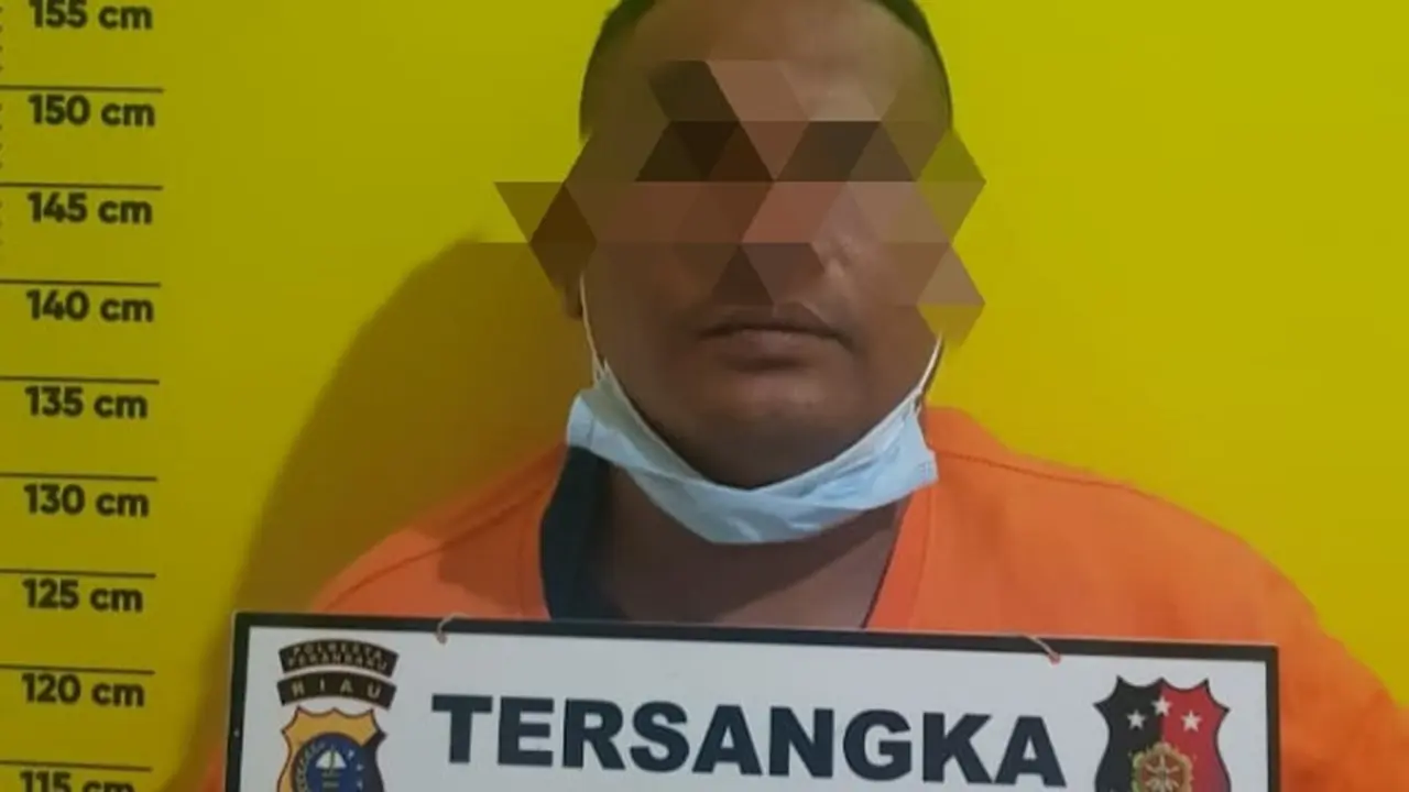 Tersangka pencurian infaq yang ditahan di Polsek Tampan, Pekanbaru.