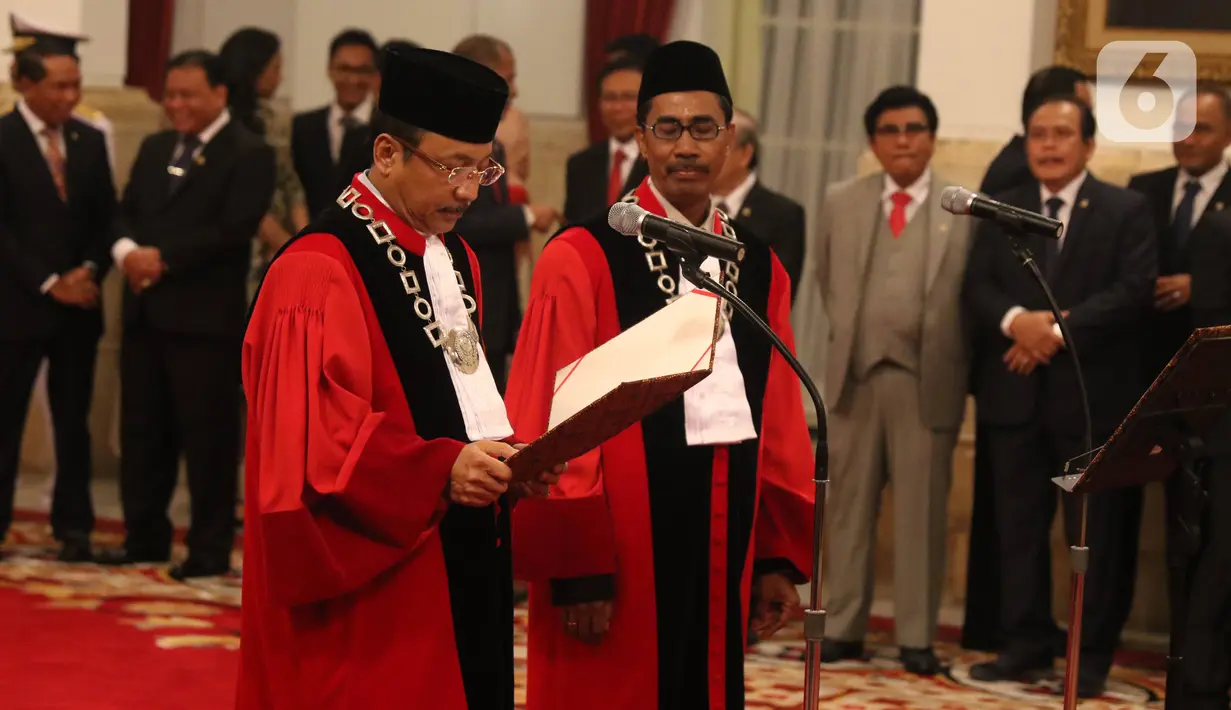 Hakim Mahkamah Konstitusi, Suhartoyo dan Daniel Yusmic Pancastaki mengucapkan sumpah jabatan saat upacara pelantikan di Istana Negara, Selasa (7/1/2020). Presiden Jokowi melantik Suhartoyo dan Daniel Yusmic Pancastaki Foekh sebagai Hakim Konstitusi periode 2020-2025. (Liputan6.com/Angga Yuniar)