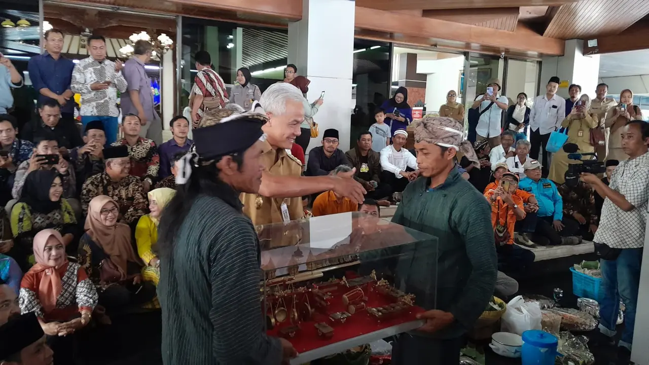 Gubernur Jateng Ganjar Pranowo saat menemui warganya  di halaman Kantor Gubernur, Semarang, Jateng. (Istimewa)