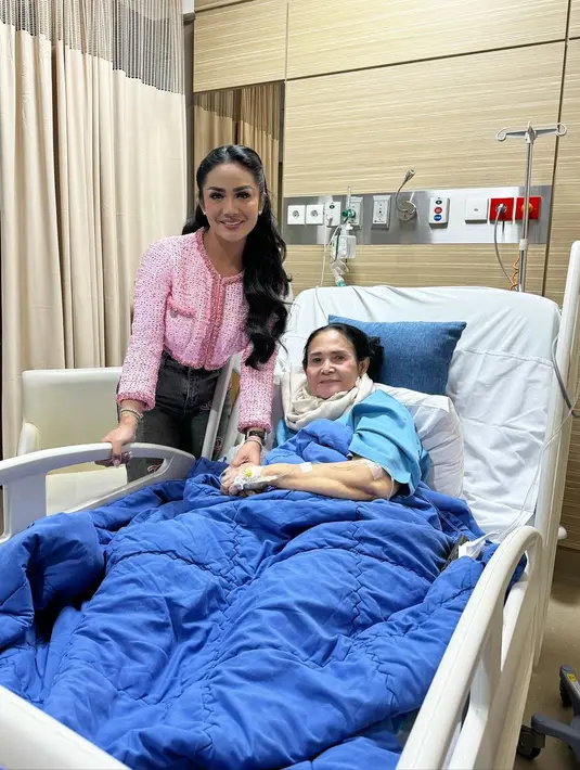 Dalam unggahan belum lama ini, perempuan empat orang anak itu membagikan tiga potret mengunjungi mamannya, Rachma Widadiningsih terbaring di ranjang rumah sakit. [Instagram/krisdayantilemos]