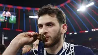 Khvicha Kvaratskhelia saat merayakan sukses juara Liga Champions 2024/2025.